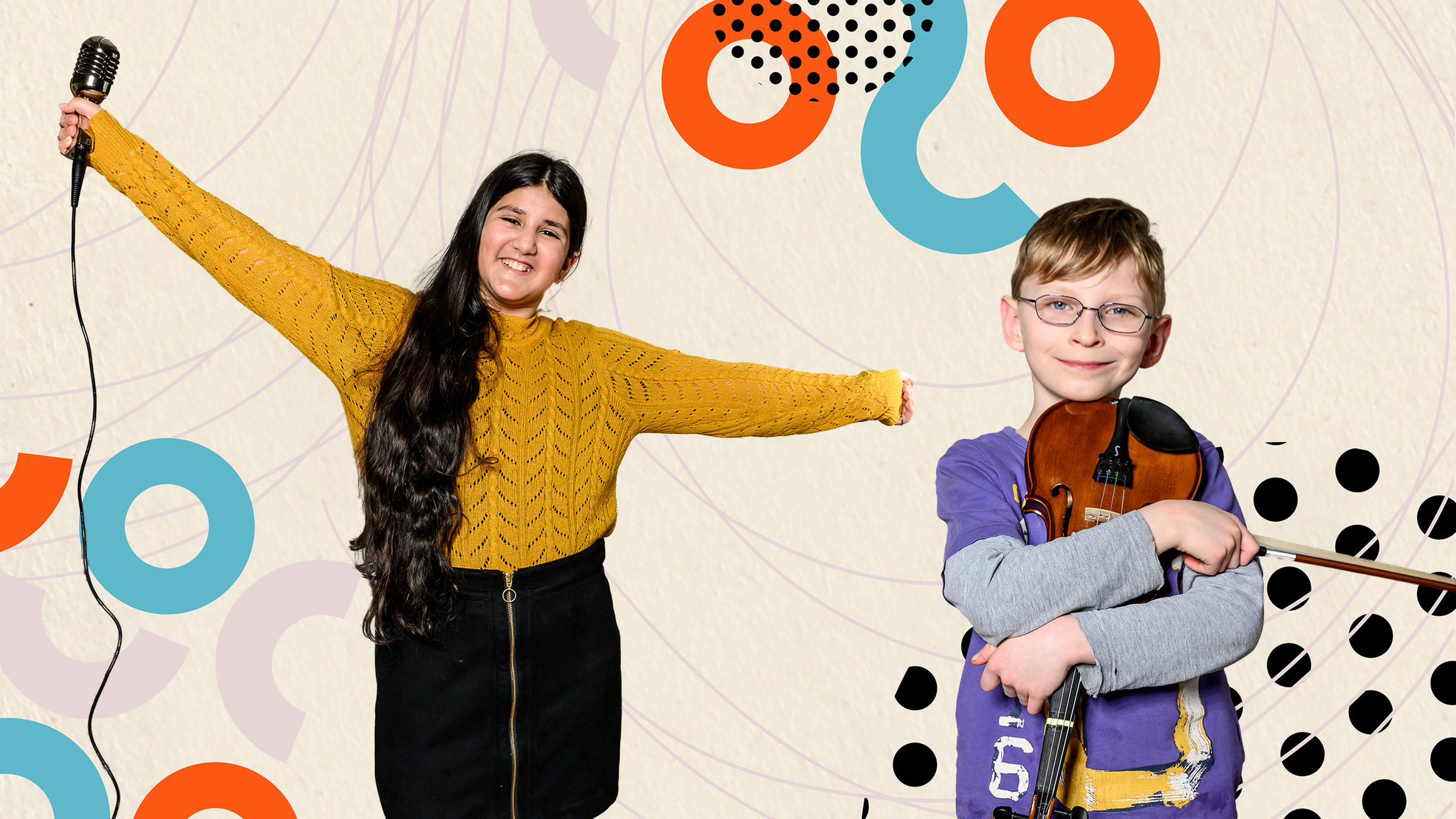 Mariam (l.) lächelt und hält mit der rechten Hand ein Mikrofon in die Höhe. Lucas (r.) hält mit den Armen fest umschlungen seine Geige.