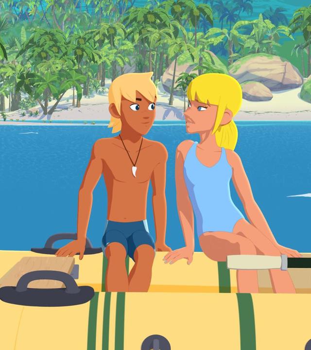 Yann sitzt zusammen mit Clarissa auf dem Schlauchboot. Im Hintergrund ist ein mit Palmen bewachsener Sandstrand zu sehen.