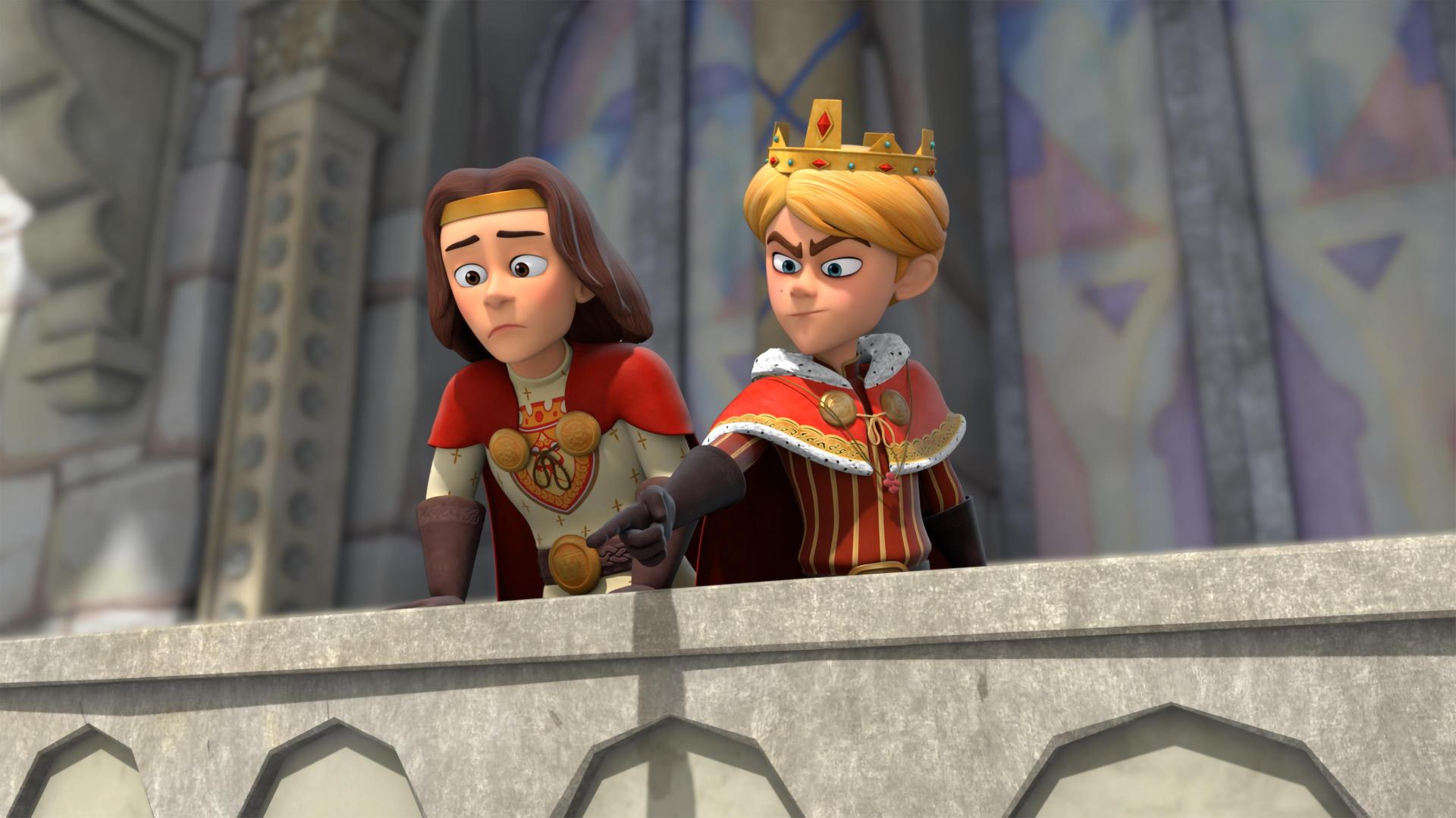 Von einer steinernen Balkonbrüstung des Schlosses zeigt der neue König John, der die goldfarbene Krone trägt, mit seinem Zeigefinger und strengem Blick auf etwas nach unten. Sein älterer Bruder Richard stützt sich mit seinen Händen am Geländer ab und blickt traurig.