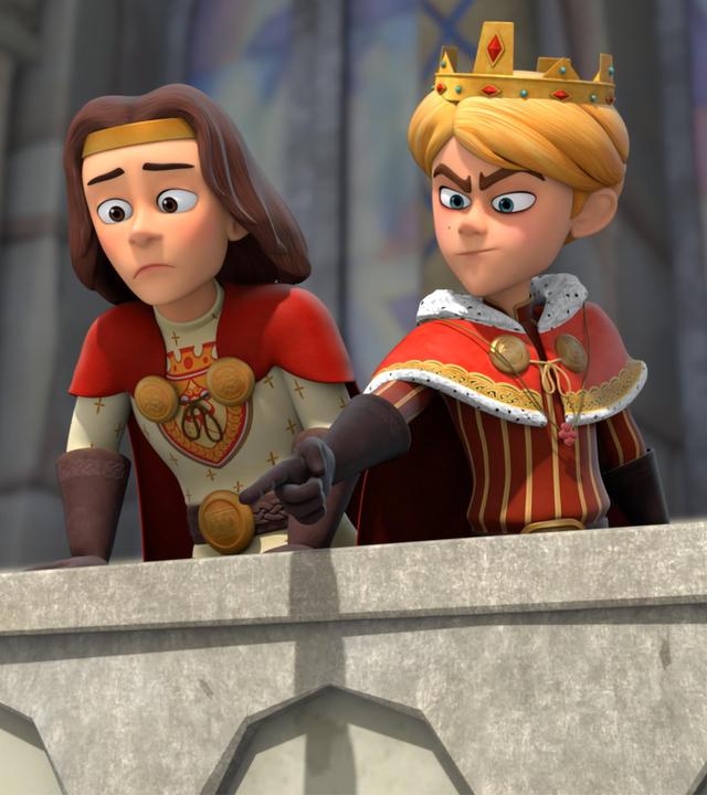 Von einer steinernen Balkonbrüstung des Schlosses zeigt der neue König John, der die goldfarbene Krone trägt, mit seinem Zeigefinger und strengem Blick auf etwas nach unten. Sein älterer Bruder Richard stützt sich mit seinen Händen am Geländer ab und blickt traurig.