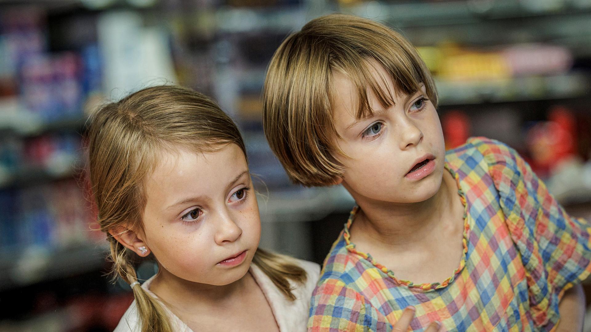 Stina und Tjorven stehen dicht nebeneinander und scheinen etwas zu beobachten.