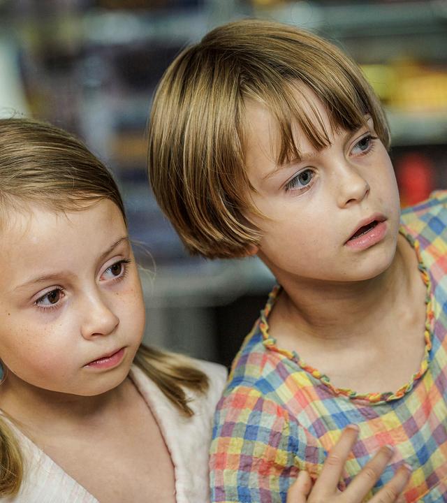 Stina und Tjorven stehen dicht nebeneinander und scheinen etwas zu beobachten.