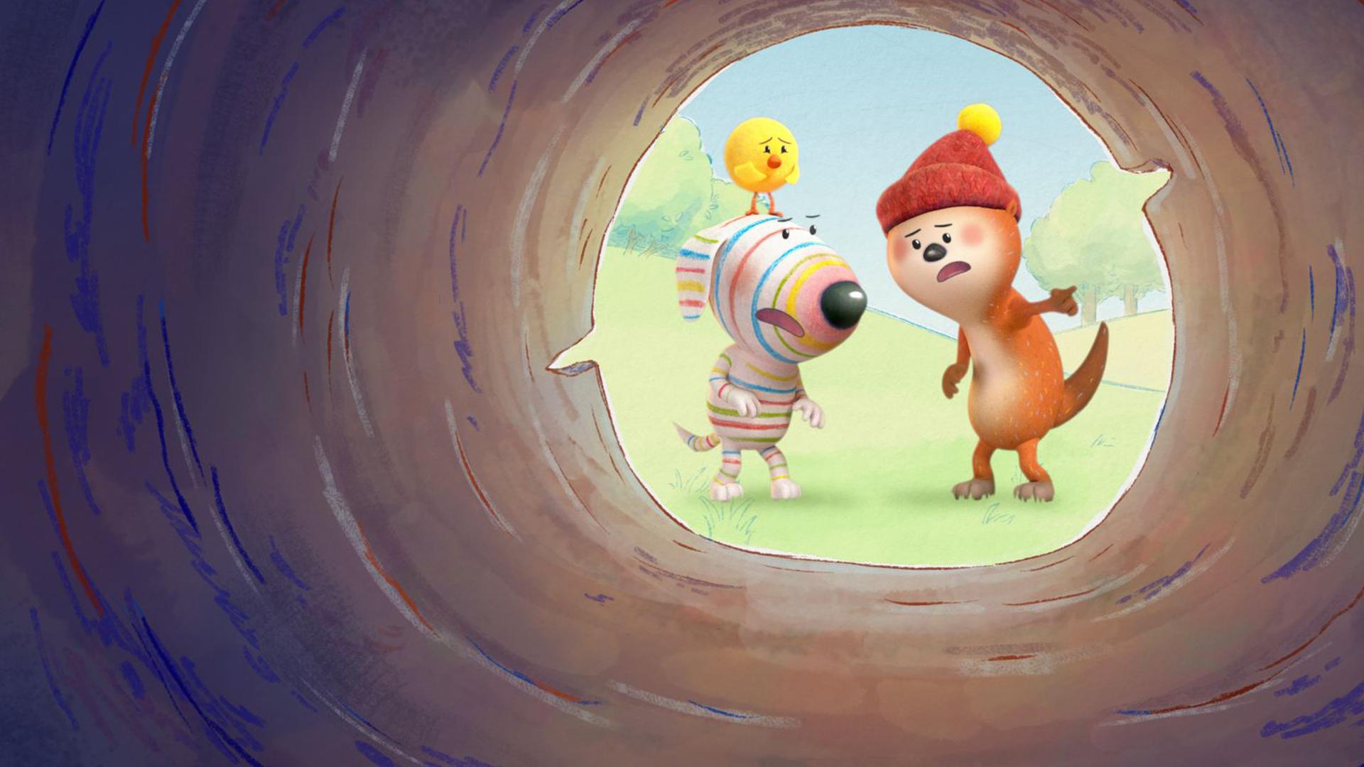 Hund Dylan, Küken Bitsy und Otter Ozzy stehen ängstlich und fragend dreinschauend vor einem hohlen Baumstumpf, in den sie hineinblicken. Bitsy steht dabei auf Dylans Kopf.