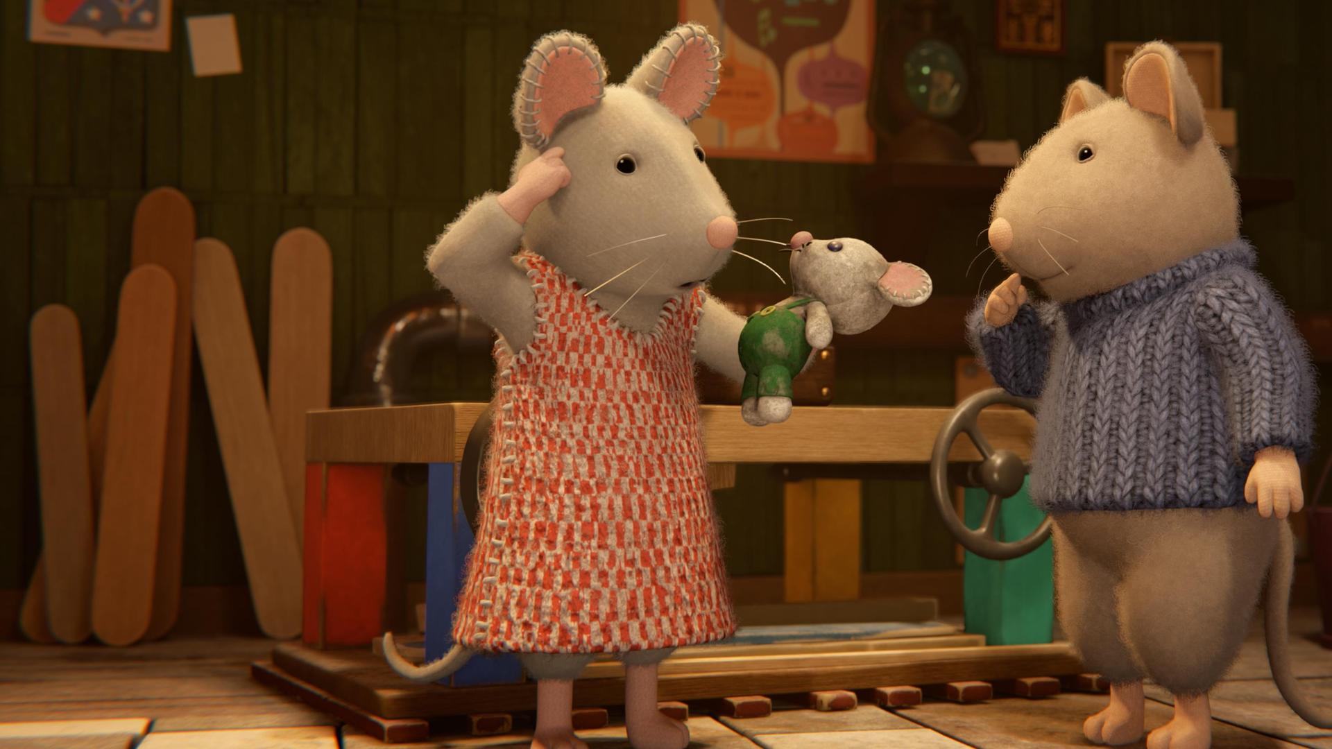 Julia und Sam stehen im Keller zwischen Regalen und Kisten. Julia hält eine kleine Stoffmaus in der linken Hand und greift sich mit der rechten Hand an die Stirn. Sam hat die rechte Hand fragend vor die Lippen gelegt. Beide schauen verwundert auf das Stofftier.