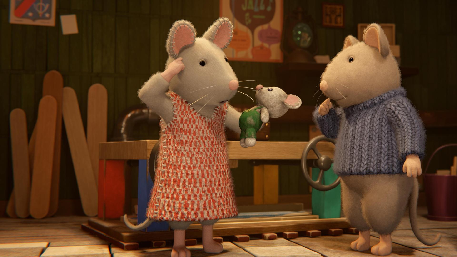 Julia und Sam stehen im Keller zwischen Regalen und Kisten. Julia hält eine kleine Stoffmaus in der linken Hand und greift sich mit der rechten Hand an die Stirn. Sam hat die rechte Hand fragend vor die Lippen gelegt. Beide schauen verwundert auf das Stofftier.