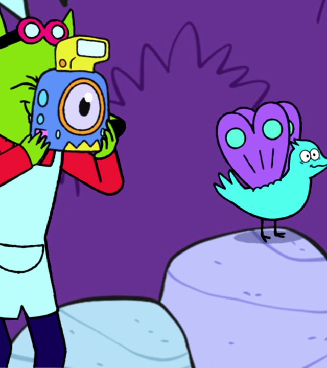 In der Fantasiewelt hält Professor Wolf seinen Gefrierblitz-Fotoapparat in den Händen. Er blickt mit einem Auge durch die Linse und schaut sich einen Vogel an. Der Vogel sitzt mit starrem Blick auf einem Felsen.