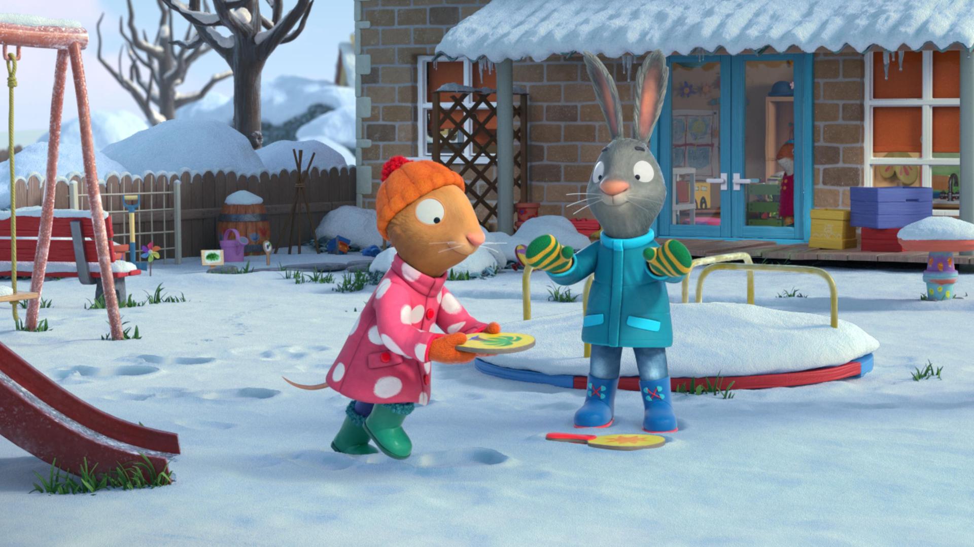 Auf dem schneebedeckten Spielplatz vor dem Haus legt die Maus Posy einen Tischtennisschläger vorsichtig in die vor ihr liegende, noch unberührte Schneedecke. Ihr Freund, das Kaninchen Pip schaut ihr aufmerksam zu. Er hat einen Tischtennisschläger schon vor sich in den Schnee gelegt.