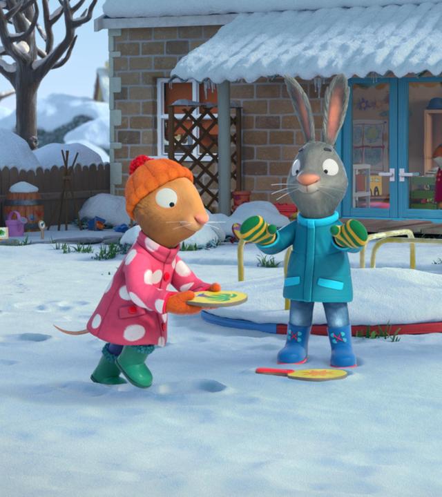 Auf dem schneebedeckten Spielplatz vor dem Haus legt die Maus Posy einen Tischtennisschläger vorsichtig in die vor ihr liegende, noch unberührte Schneedecke. Ihr Freund, das Kaninchen Pip schaut ihr aufmerksam zu. Er hat einen Tischtennisschläger schon vor sich in den Schnee gelegt.