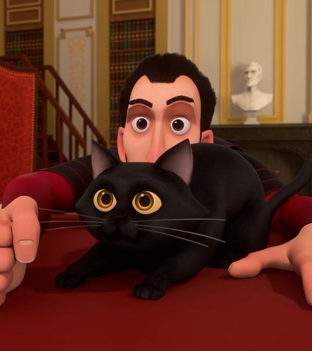 Richelieu kniet vor einem Tisch. Seine beiden Arme sind auf dem Tisch abgelegt. Er schaut mit großen Augen auf die schwarze Katze, die sich direkt vor ihm auf dem Tisch, zwischen seinen Armen befindet. Die Katze schaut total verängstigt nach vorne.