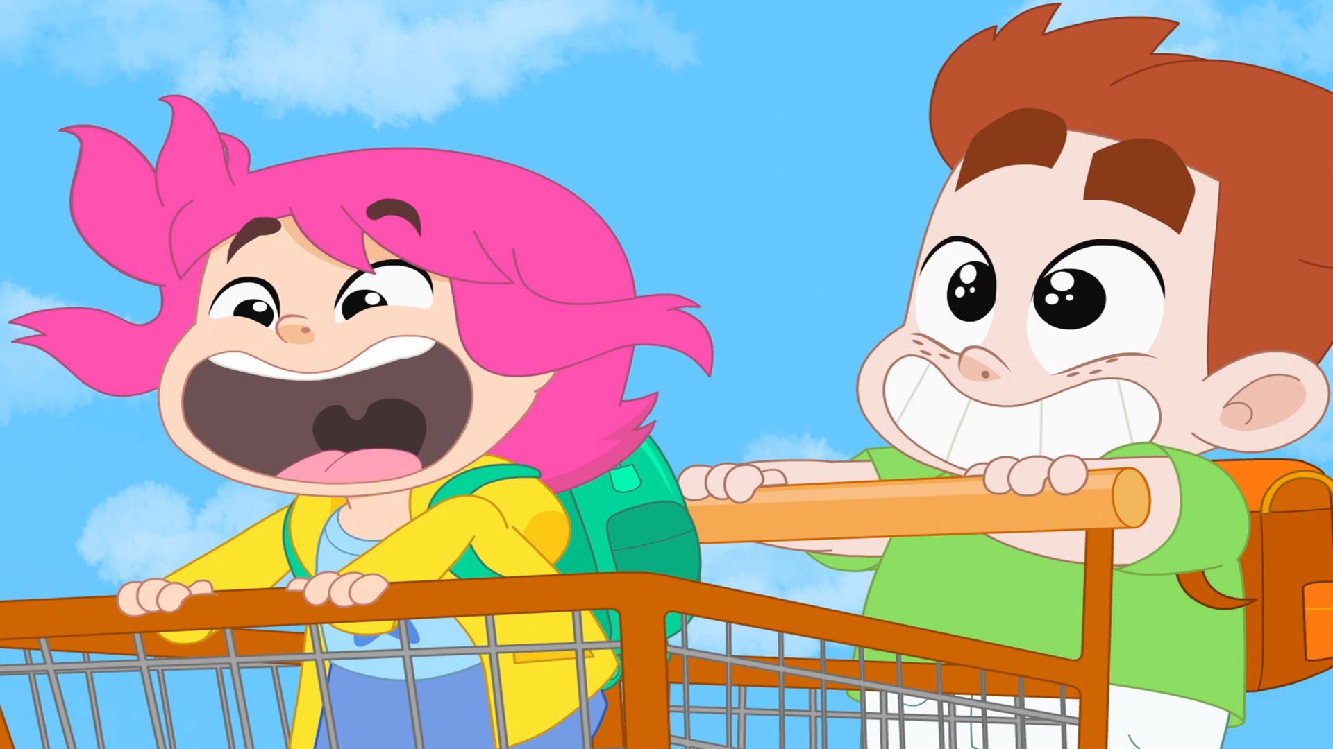 Rebecca steht in einem Einkaufswagen, der von Pierrick geschoben wird. 