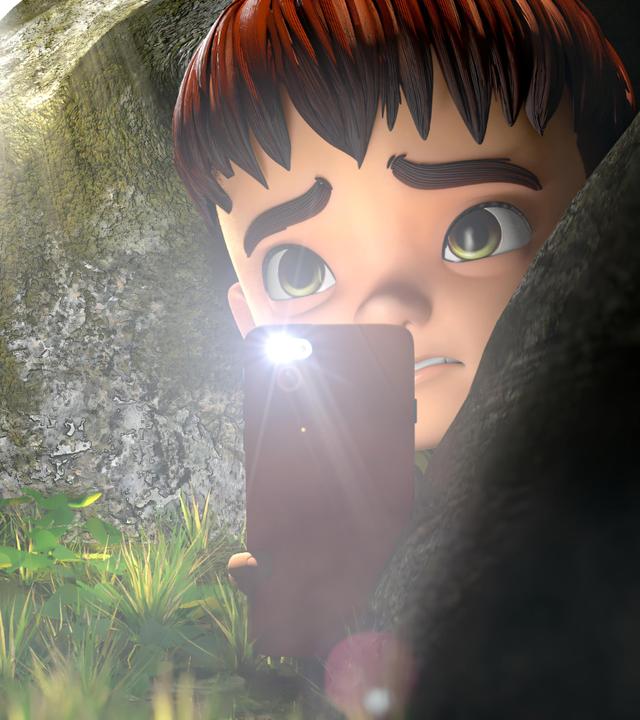 Zwischen mehreren Felsbrocken ist der Kopf von Kleiner Fuß zu sehen. Er leuchtet mit dem Licht eines Handys in eine dunkle Höhle hinein. Sein Blick und seine Mimik verraten, dass ihm ziemlich mulmig zumute ist.