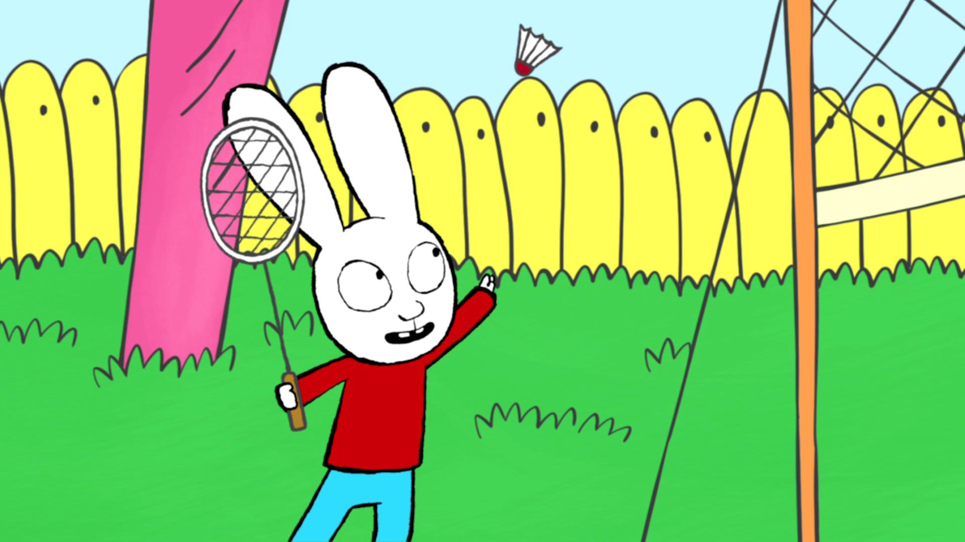 Simon wirft mit seiner linken Hand konzentriert den Federball in die Luft. In seiner rechten Hand hält er den Federballschläger. Vor ihm steht das Federballnetz.