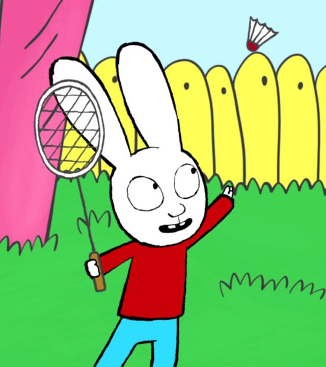 Simon wirft mit seiner linken Hand konzentriert den Federball in die Luft. In seiner rechten Hand hält er den Federballschläger. Vor ihm steht das Federballnetz.