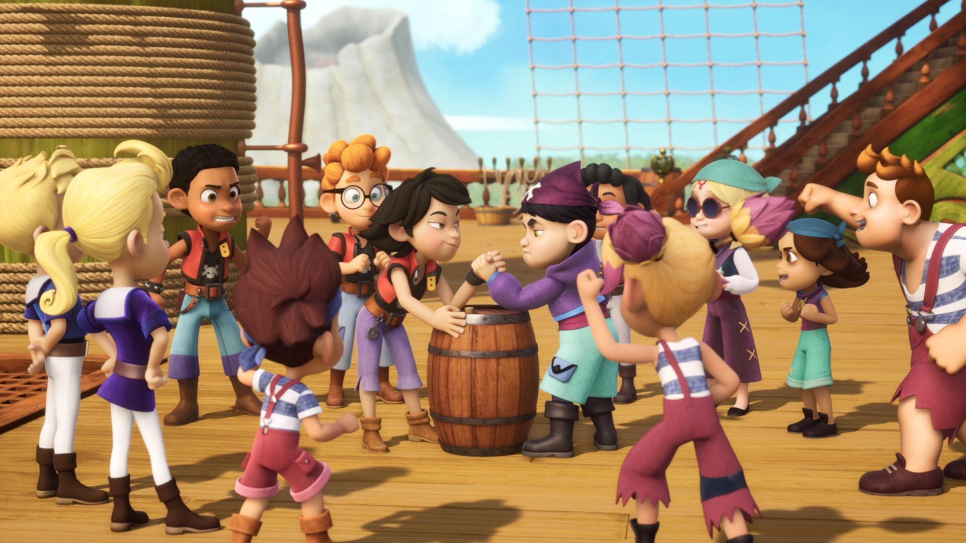 Zoe und Raul messen ihre Stärke beim Armdrücken auf einem Holzfass. Alle Piratenschüler stehen drumherum und feuern sie an.