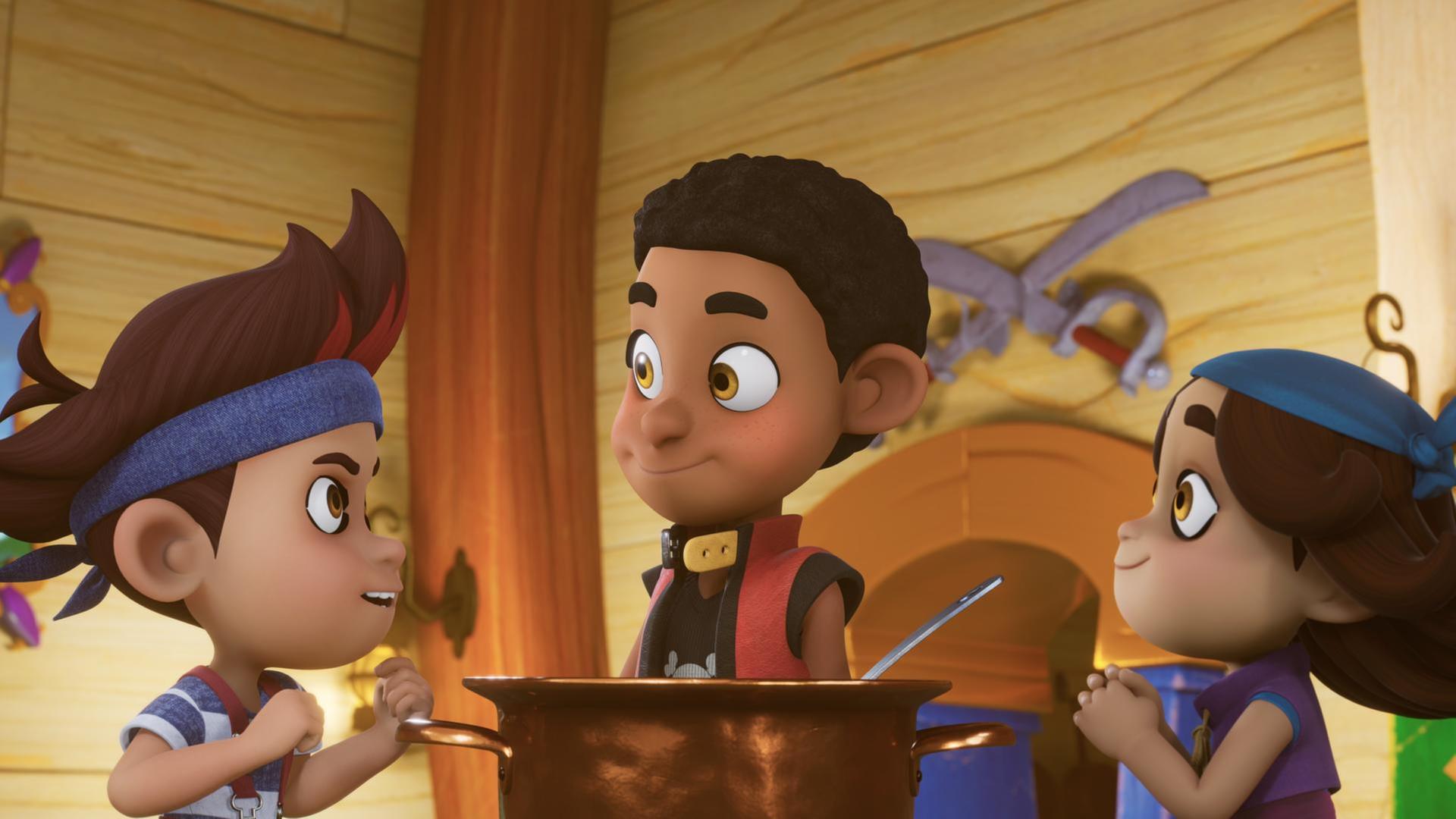 Raul, Finn und Klaus stehen zusammen um einen Kochtopf herum. Raul und Klaus schauen freundlich zu Finn. Auch Finn lächelt zufrieden.