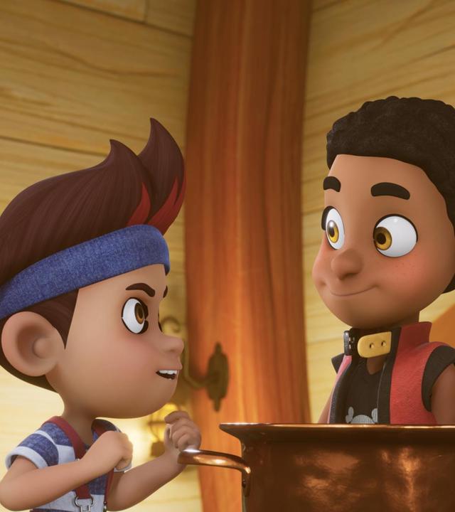 Raul, Finn und Klaus stehen zusammen um einen Kochtopf herum. Raul und Klaus schauen freundlich zu Finn. Auch Finn lächelt zufrieden.