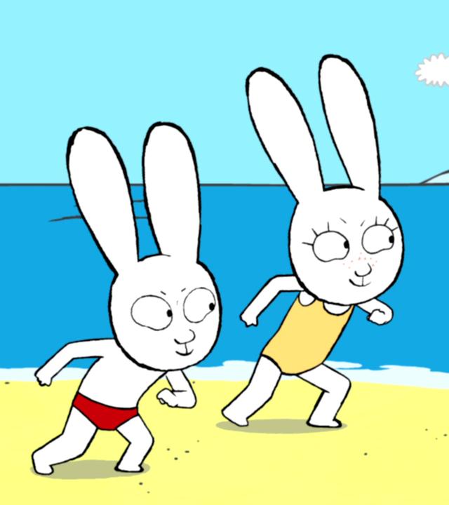 Simon und Maria stehen in Startposition nebeneinander am Strand. Beide schauen hochmotiviert und siegessicher nach vorne und sind bereit, loszurennen.