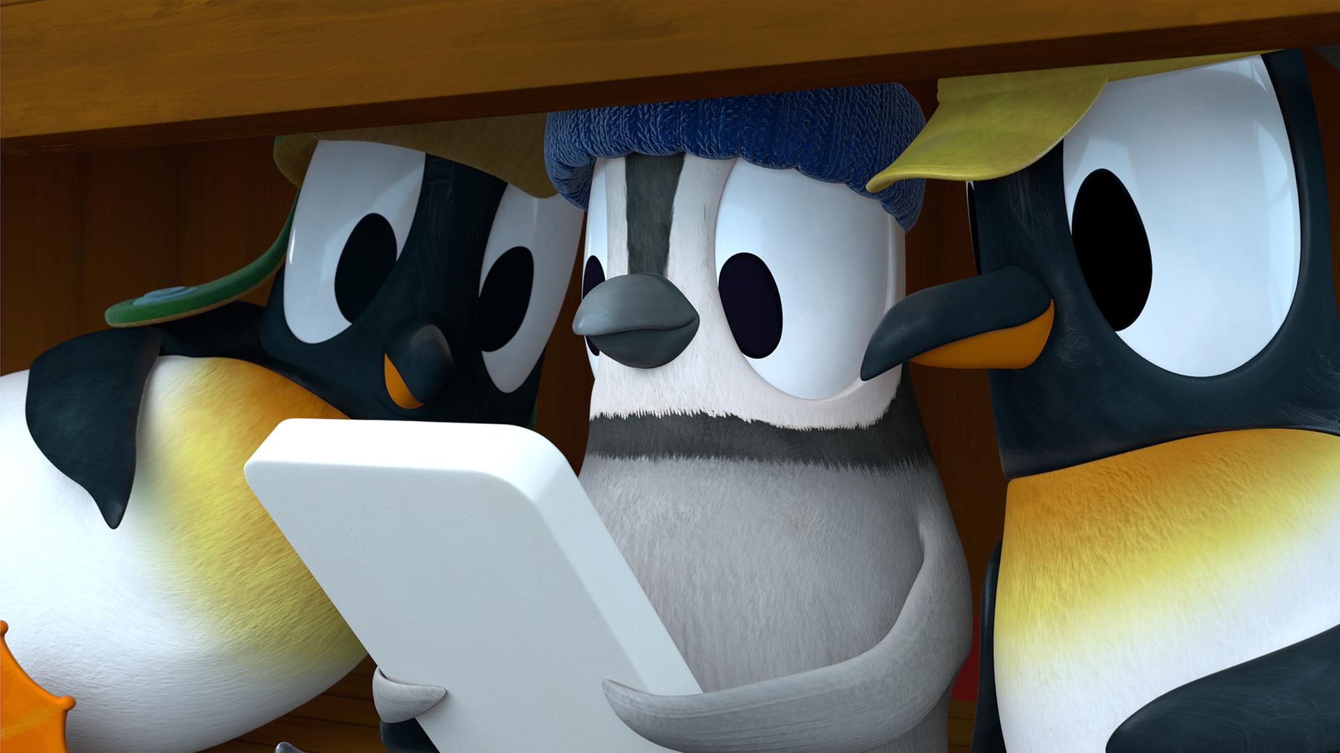 Die drei Pinguine Jonathan, Kurti und Anni sitzen eng beieinander und schauen zusammen auf einen kleinen Bildschirm.