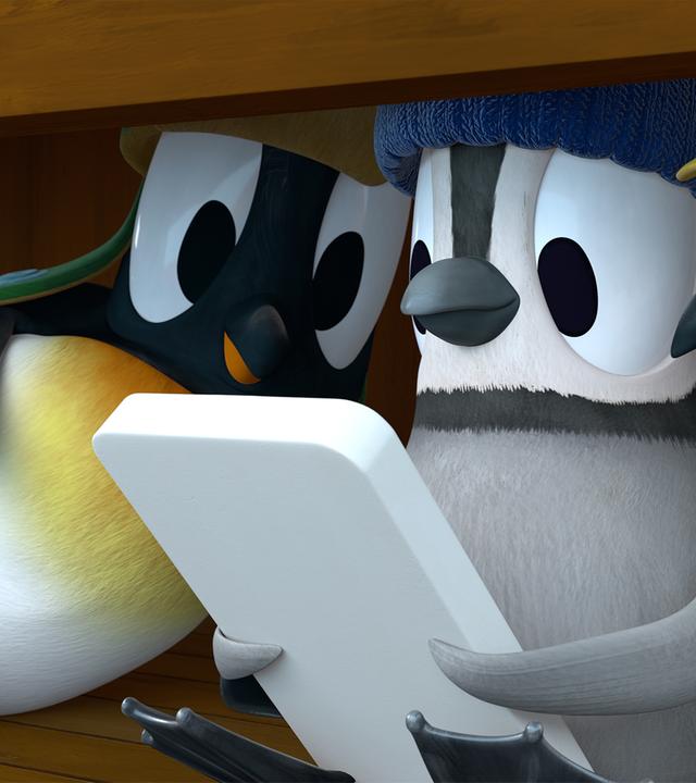 Die drei Pinguine Jonathan, Kurti und Anni sitzen eng beieinander und schauen zusammen auf einen kleinen Bildschirm.