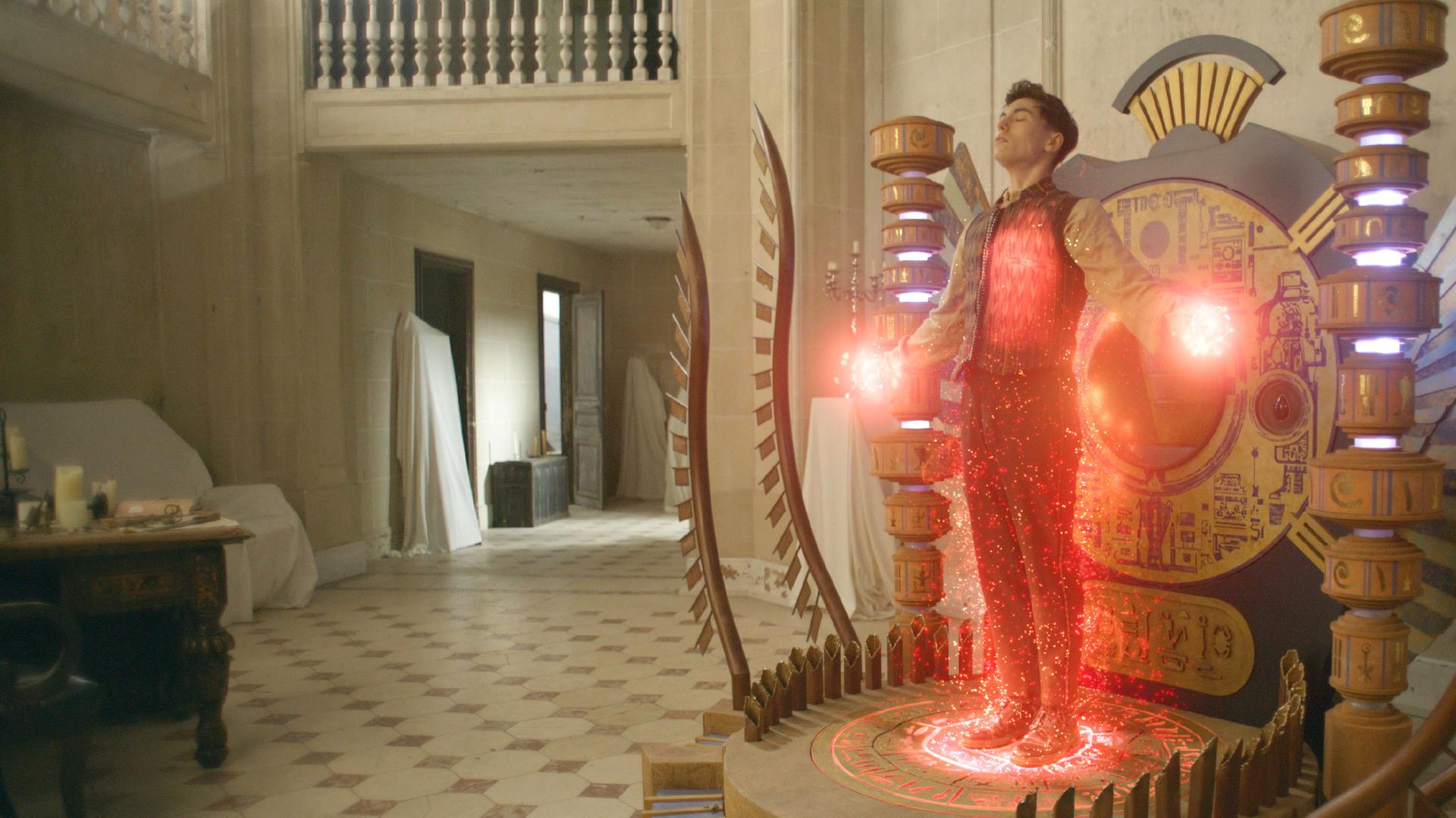 Darius steht auf einer Plattform mit vielen ägyptischen Symbolen um ihn herum. Er hält die Arme ausgestreckt nach unten und aktiviert seine Magie mit rotglühenden Lichter in den Händen.