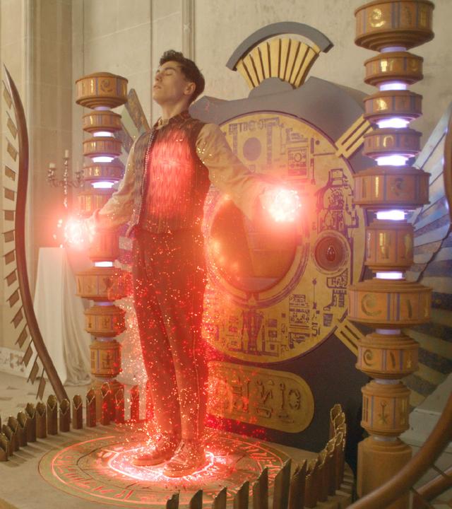 Darius steht auf einer Plattform mit vielen ägyptischen Symbolen um ihn herum. Er hält die Arme ausgestreckt nach unten und aktiviert seine Magie mit rotglühenden Lichter in den Händen.