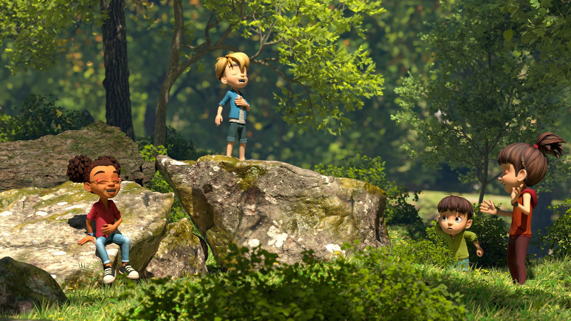 Im Wald seht Raphael oben auf einem Felsbrocken und führt seinen Freunden etwas vor. Lina, die seitlich auf einem anderen Felsbrocken sitzt, hält sich vor Lachen den Bauch. Bohnenstange steht rechts daneben auf einer Wiese. Sie applaudiert lachend. Kleiner Fuß steht neben seiner Schwester Bohnenstange und versucht aufmerksam zuzuhören.