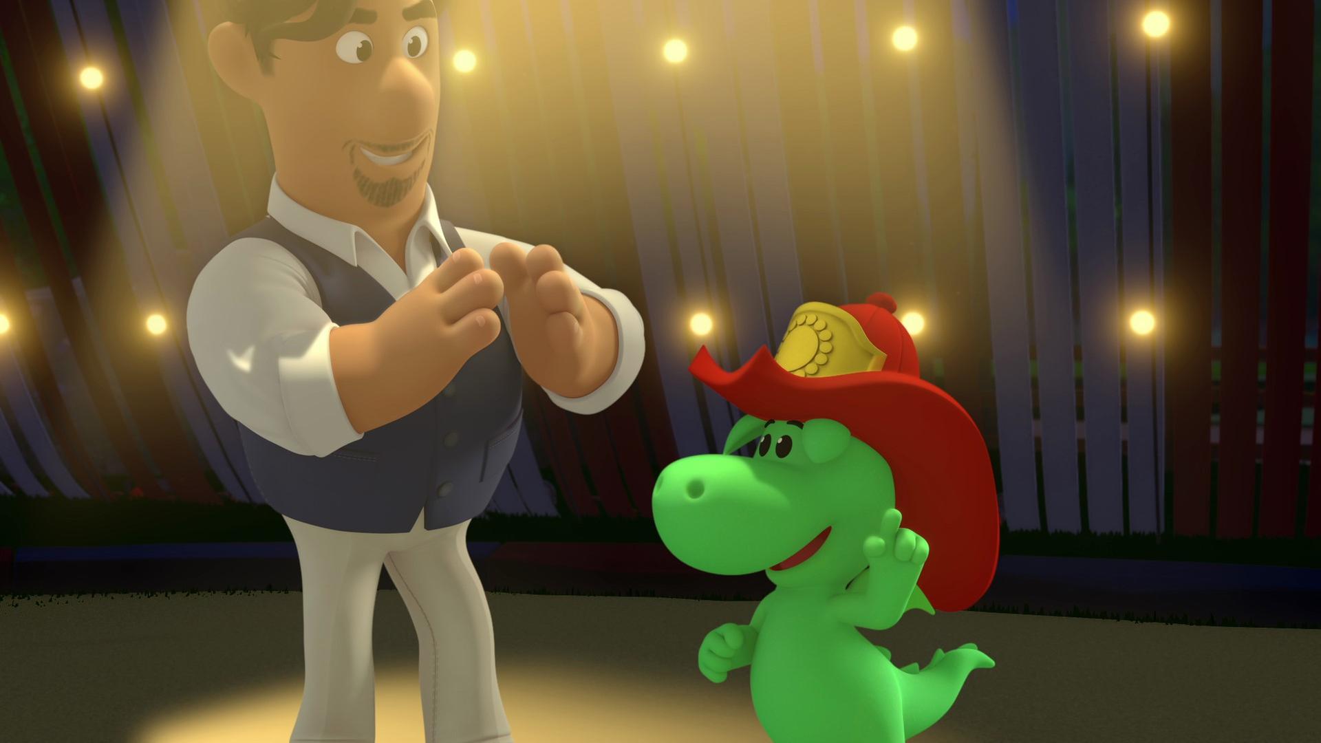 Der kleine, grüne Drache mit dem roten Feuerwehrhelm steht zusammen mit dem Opernsänger Maestro Stranavoce in einem mit Glühbirnen schön beleuchteten Zirkuszelt.