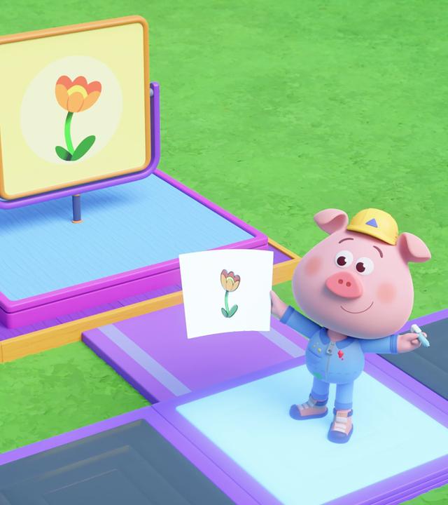 Schweinchen Charly steht mit Bauarbeiterhelm auf einem blauen Feld eines Brettspiels und hält ein Blatt Papier in der Hand, auf das er eine Blume gemalt hat. Diese Blume ist vor ihm auf einer Tafel abgebildet.