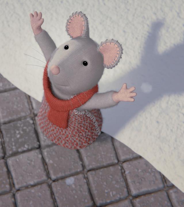 Julia steht im Freien und blickt staunend mit aufgerissenen Armen in den Himmel. Ein Teil des Asphalts ist mit Schnee bedeckt und ein paar Schneeflocken fallen auf Julia hinunter.