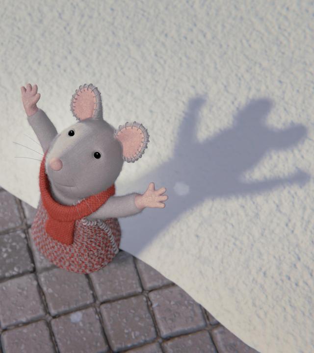 Julia steht im Freien und blickt staunend mit aufgerissenen Armen in den Himmel. Ein Teil des Asphalts ist mit Schnee bedeckt und ein paar Schneeflocken fallen auf Julia hinunter.