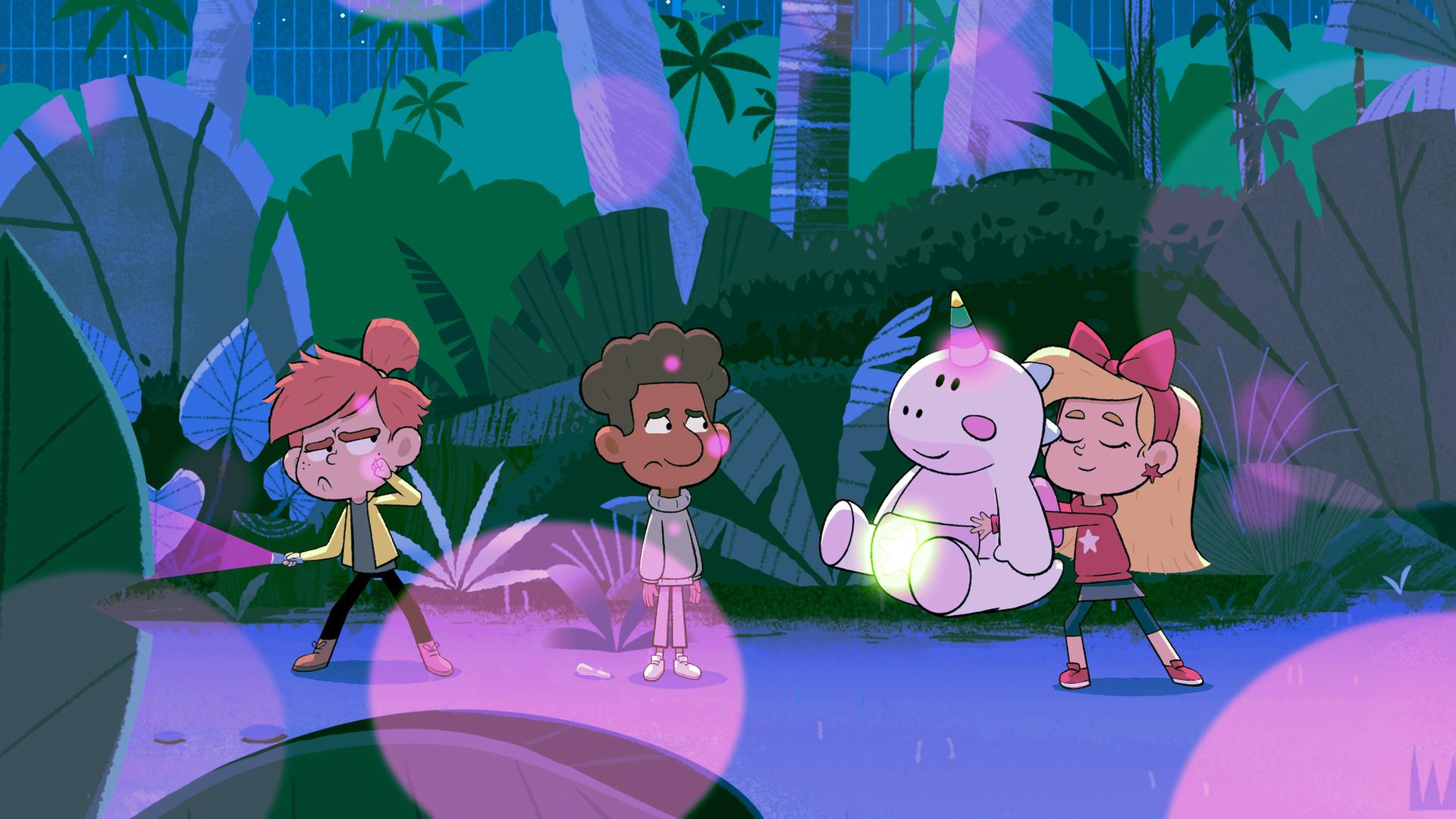 Im finsteren Dschungel hält ein Mädchen ein Plüsch-Einhorn in Händen. Das Horn und ein Stern an der Hose des Plüschtiers leuchten im Dunkeln. Taylor und Tommy schauen mürrisch.