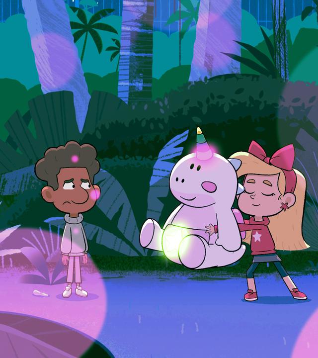 Im finsteren Dschungel hält ein Mädchen ein Plüsch-Einhorn in Händen. Das Horn und ein Stern an der Hose des Plüschtiers leuchten im Dunkeln. Taylor und Tommy schauen mürrisch.