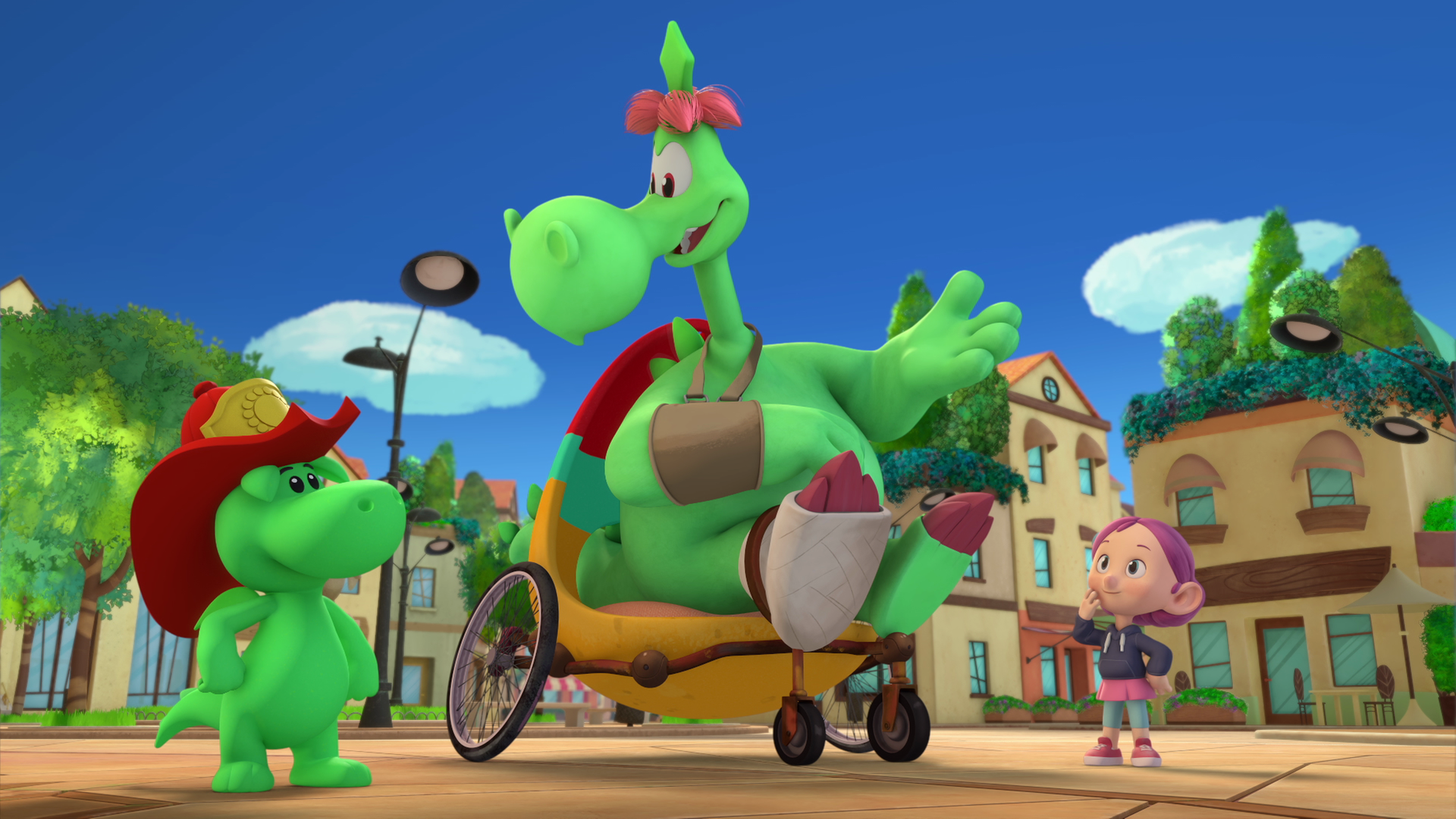 Der große, grüne Drache Fumé sitzt in einem lustig zusammengebauten Rollstuhl -  sein Bein ist in Gips und sein Arm in einer Schlinge. Neben ihm stehen Grisu, sein Sohn und dessen Freundin Stella. Sie sind auf einem Platz in Drachenstadt.