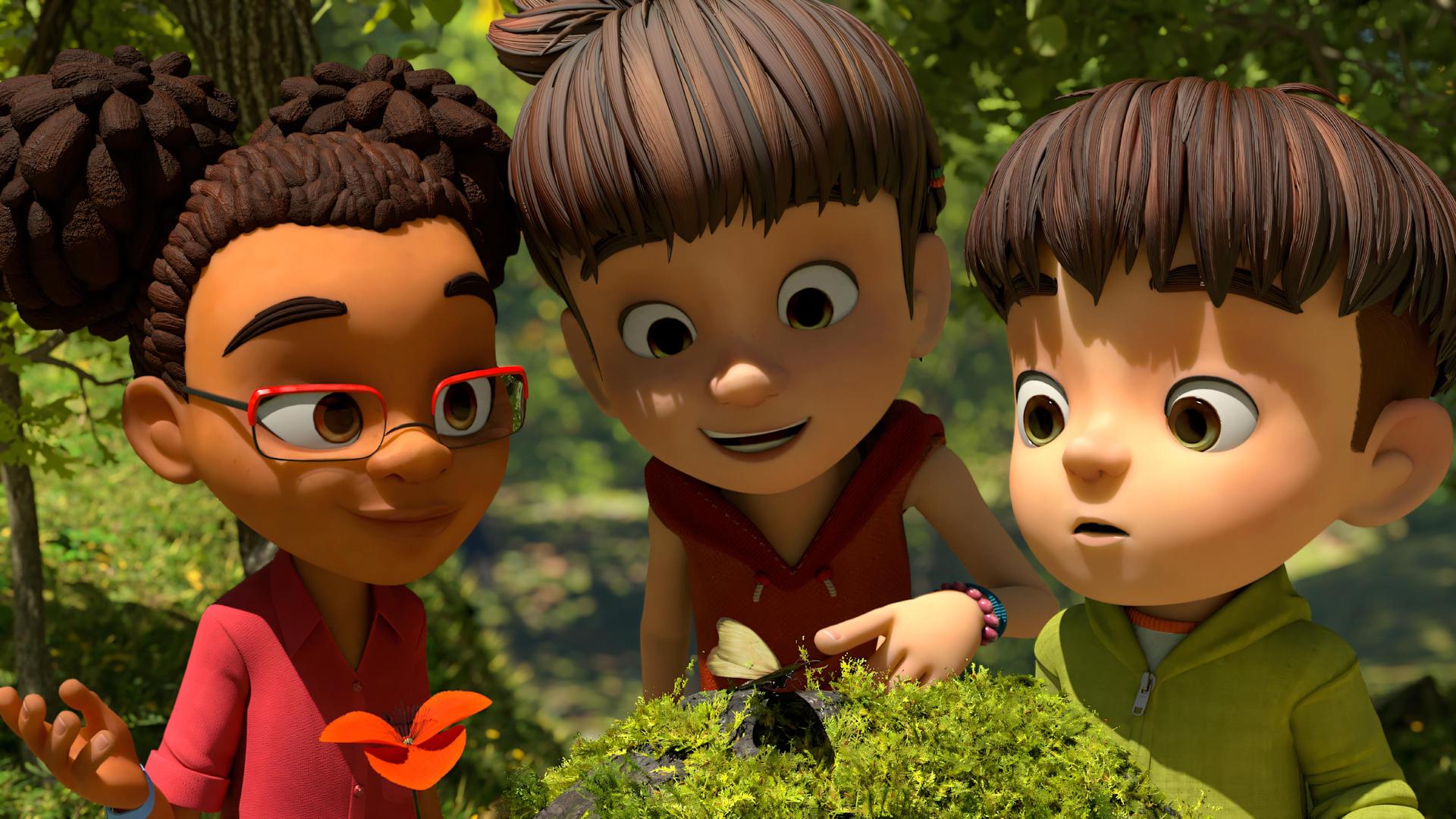 Fasziniert blicken die Kinder Lina, Bohnenstange und Kleiner Fuß auf einen Schmetterling, der vor ihnen in der Sonne auf einem mit Moos bewachsenen Stein sitzt. Bohnenstange zeigt mit ihrem Finger auf ihn.