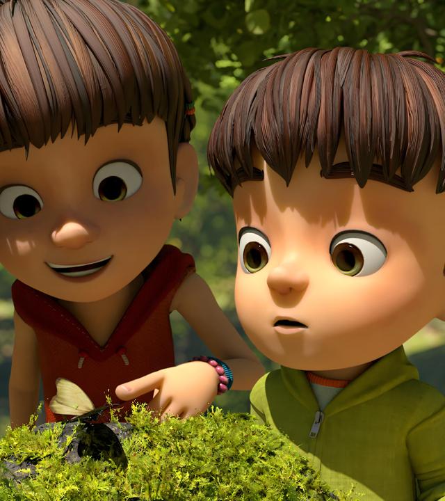 Fasziniert blicken die Kinder Lina, Bohnenstange und Kleiner Fuß auf einen Schmetterling, der vor ihnen in der Sonne auf einem mit Moos bewachsenen Stein sitzt. Bohnenstange zeigt mit ihrem Finger auf ihn.