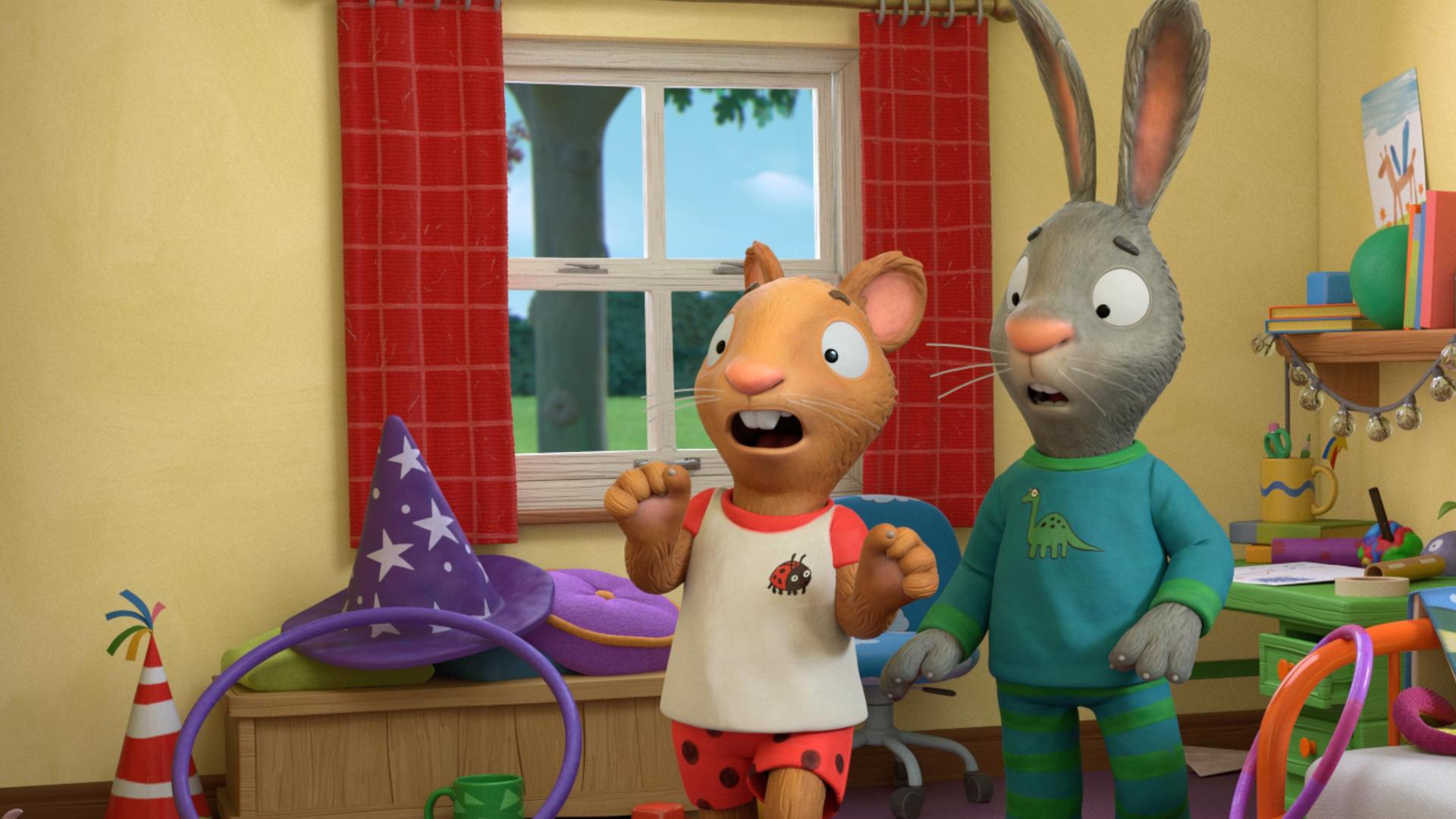 In ihren Schlafanzügen stehen die beiden Freunde Posy, die Maus und Pip, das Kaninchen in einem Zimmer, in dem es chaotisch ausschaut. In dem Durcheinander tritt Posy auf einen Spielzeugdino und schreit laut auf. Ihr Freund Pip schaut sie erschrocken an.