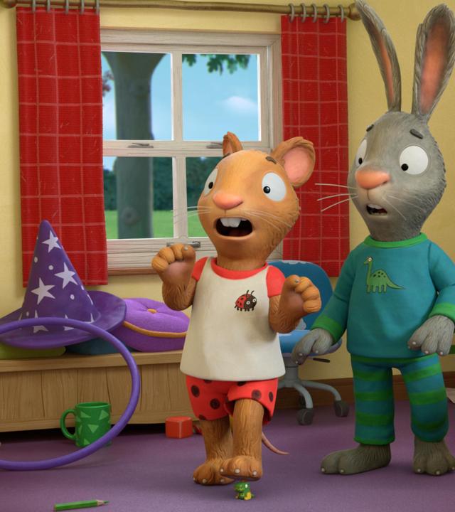 In ihren Schlafanzügen stehen die beiden Freunde Posy, die Maus und Pip, das Kaninchen in einem Zimmer, in dem es chaotisch ausschaut. In dem Durcheinander tritt Posy auf einen Spielzeugdino und schreit laut auf. Ihr Freund Pip schaut sie erschrocken an.