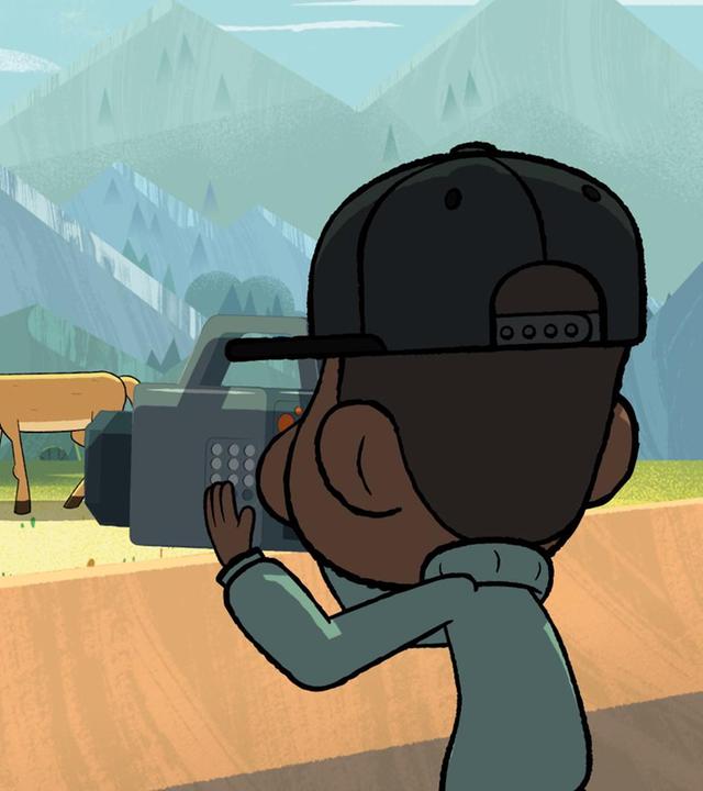 Taylor steht vor einer Bergkulisse. Links und rechts von ihr hält sie ein Pferd und einen Bock fest. Sie lächelt gekünstelt und im Vordergrund sieht man Tommy, der die Szene filmt.