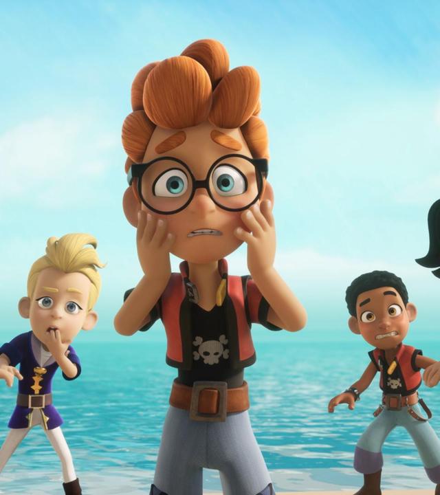 Die Zwillinge, Alexander, Finn und Zoe, stehen auf einer Insel und schauen mit erschreckend großen Augen nach vorne. Hinter ihnen sieht man das Meer.