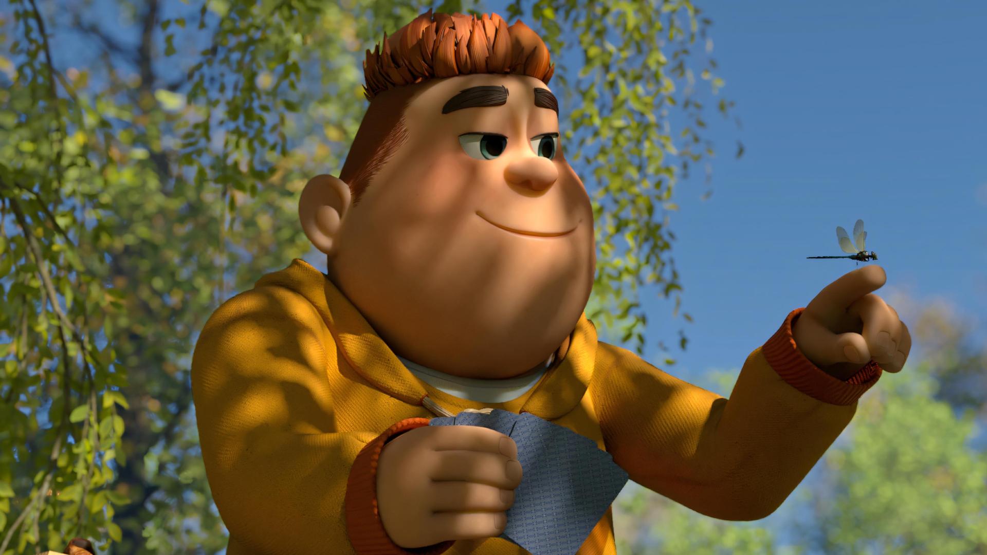 An einem sonnigen Tag sitzt Samson mit einem Kartenspiel in der rechten Hand auf dem Bootssteg am Weiher. Eine Libelle ist auf seinen Finger der linken Hand geflogen. Er hält die Hand in die Höhe und blickt die schillernde Libelle fasziniert und liebevoll an.