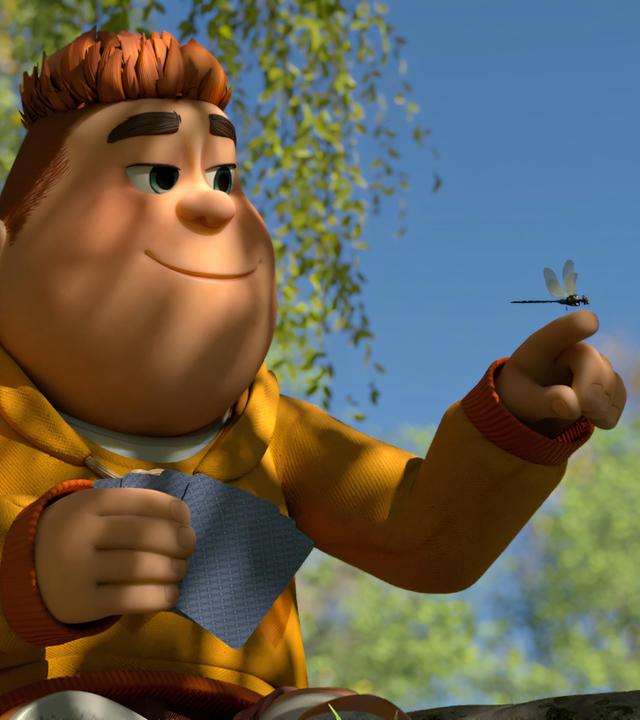 An einem sonnigen Tag sitzt Samson mit einem Kartenspiel in der rechten Hand auf dem Bootssteg am Weiher. Eine Libelle ist auf seinen Finger der linken Hand geflogen. Er hält die Hand in die Höhe und blickt die schillernde Libelle fasziniert und liebevoll an.