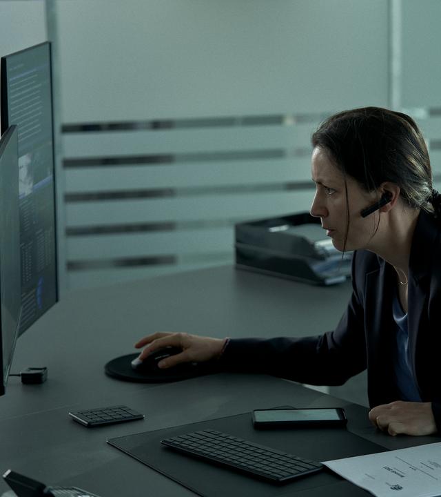 Vera (Eva Meckbach) sitzt vor dem Computer.