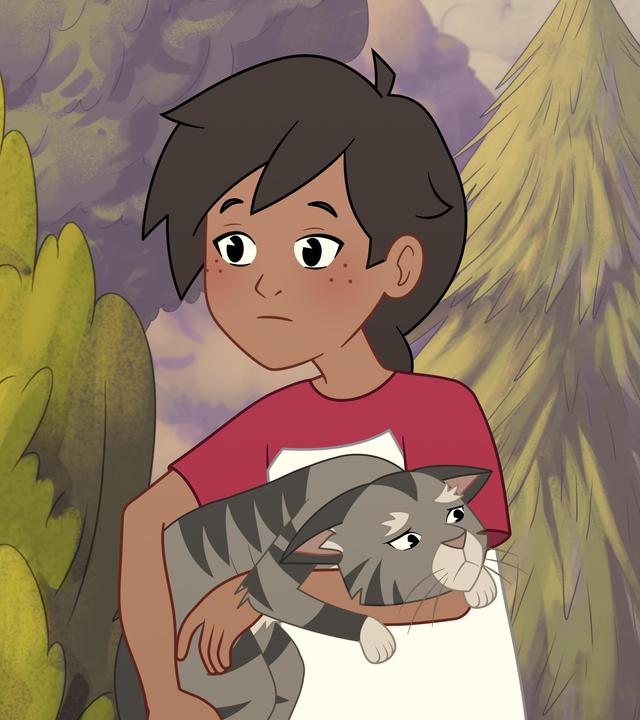 Josefine, ein junges Mädchen mit braunen Haaren und einem weiß-roten T-Shirt, hält eine graue Katze auf dem Arm, die sich traurig hängenlässt. Im Hintergrund sind Bäume.