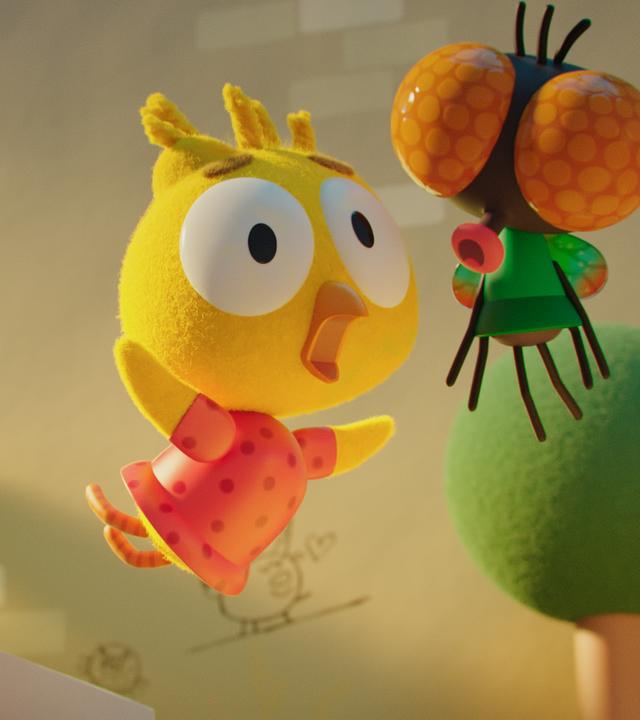 Das Küken Karla schwebt auf kleiner Distanz in der Luft, aber befindet sich im Fall. Dabei schreit sie und hat die Augen weit aufgerissen. Rechts neben ihr fliegt Fliege Brumm, die sie erschrocken ansieht. Im Hintergrund stehen Bäume und eine Schaukel.