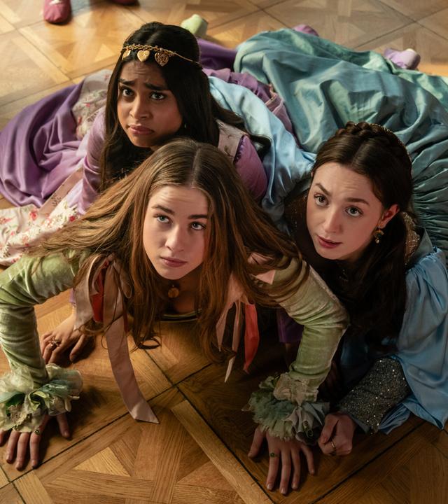 Auf dem Parkett liegen die drei Hofdamen Grace, Jane und Sarah und schauen ängstlich nach oben.