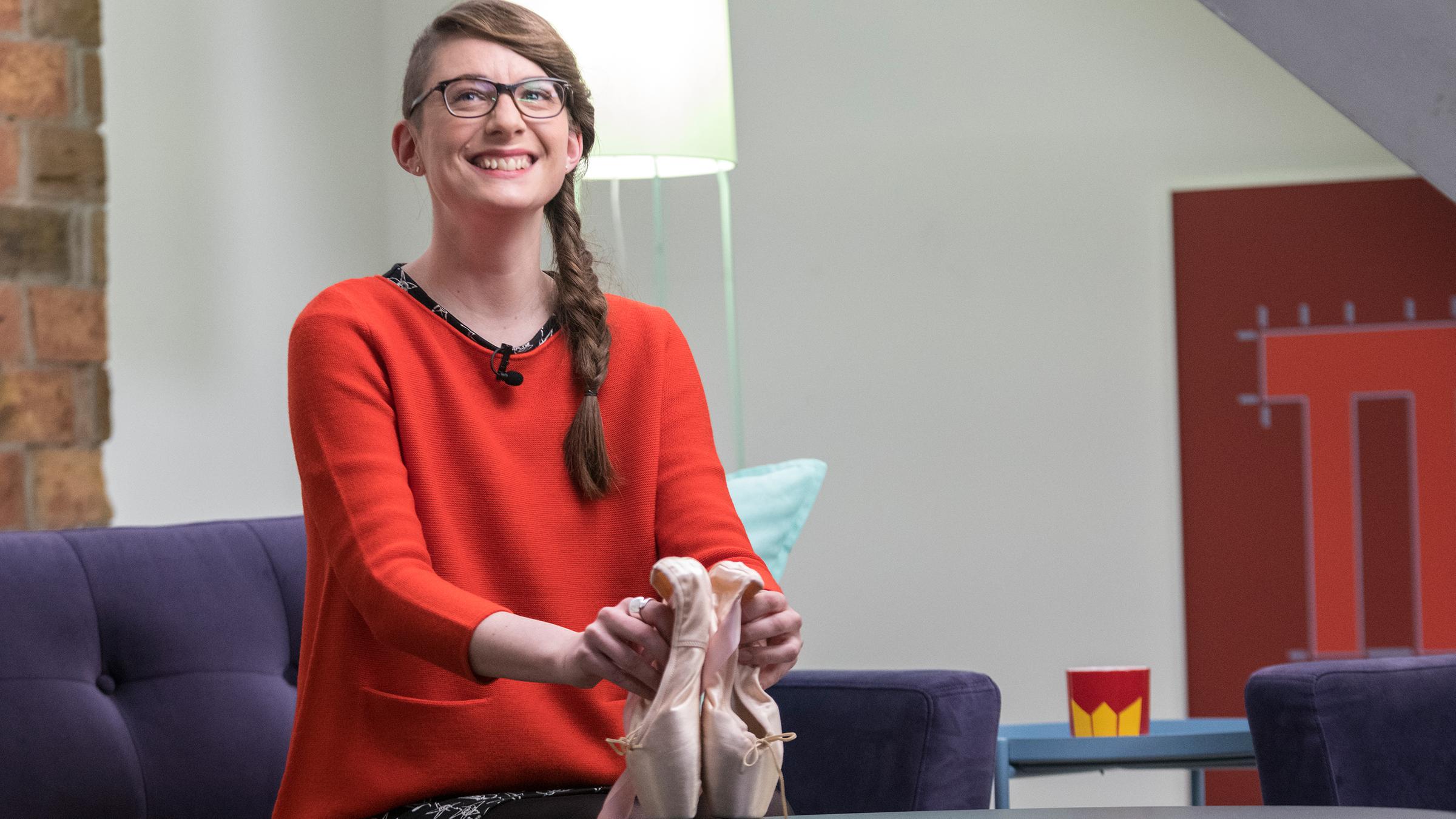 Princess Patrizia (re.) hält einen Ballerina-Tanzschuh in der Hand. 