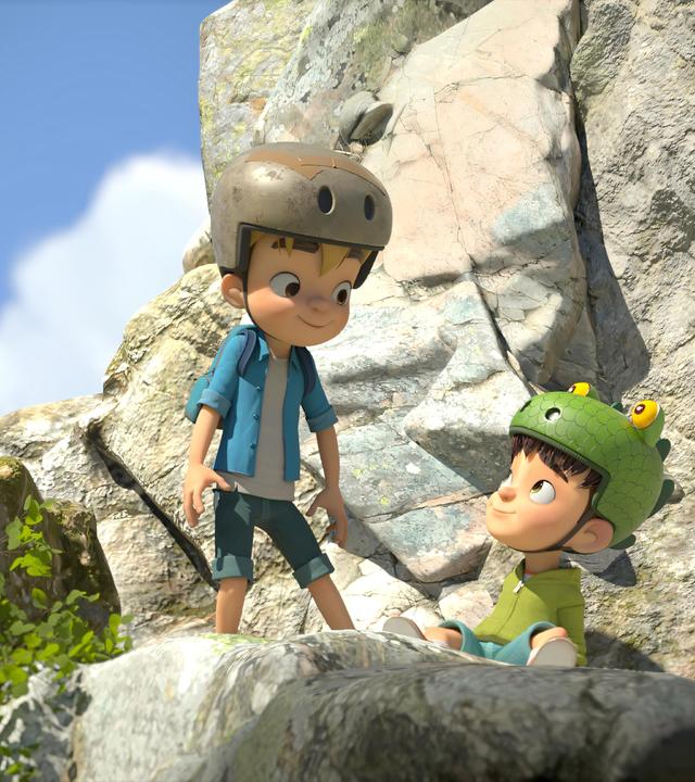 Raphael und Kleiner Fuß machen eine Klettertour. Sie haben zum Schutz ihre Helme auf. Kleiner Fuß ruht sich gerade auf einem Felsvorsprung aus und blickt glücklich und stolz zu Raphael, der vor ihm steht.