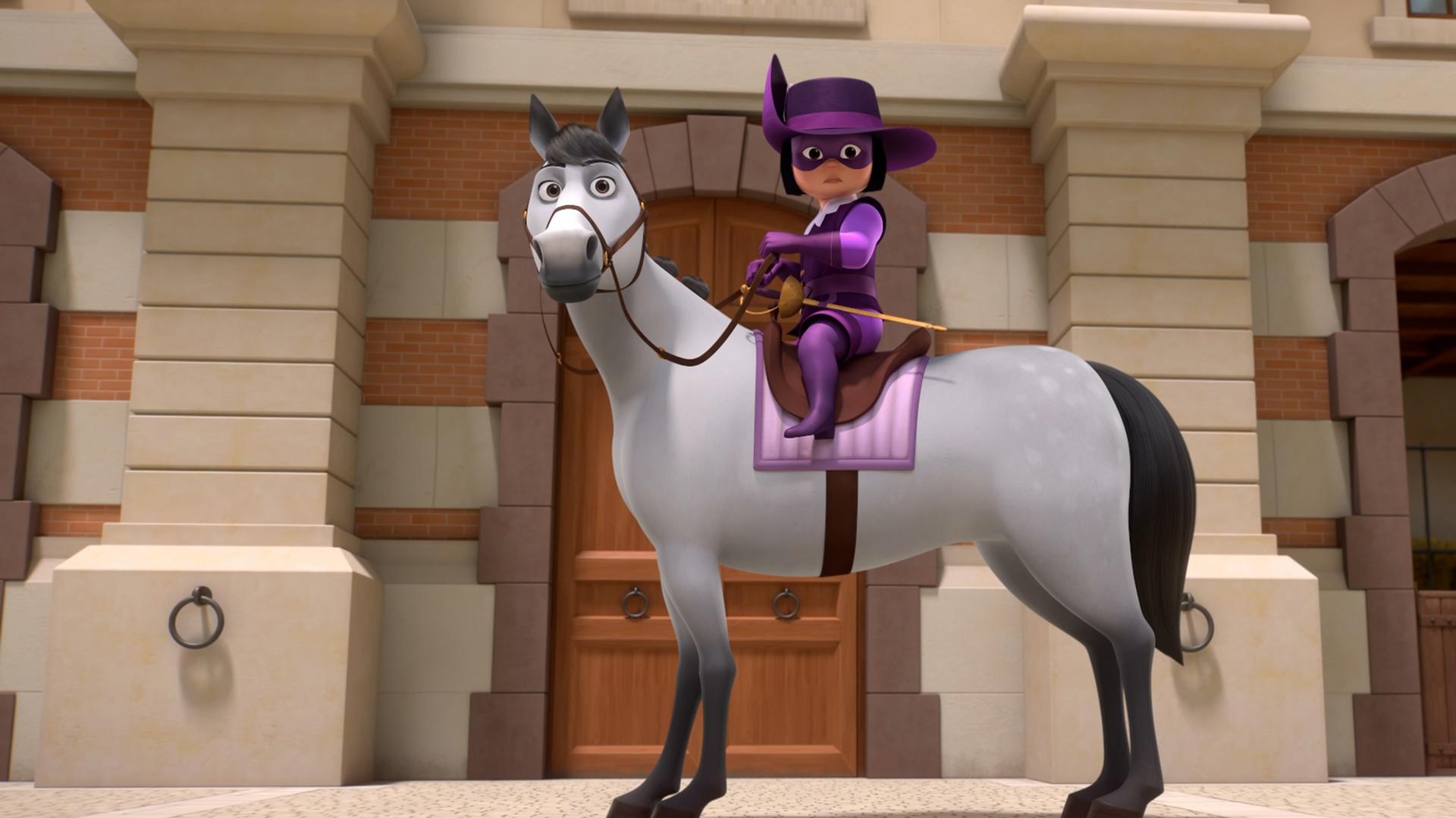 Porthos sitzt auf ihrem Pferd Mousqueton. Sie hält die Zügel in ihren Händen. Ihr Kopf und der ihres Pferdes gehen mit erschrockenem Blick zur linken Seite, sie blicken die Zuschauenden an. Hinter ihnen ist eine Tür und der Eingang zum Pferdestall zu sehen.