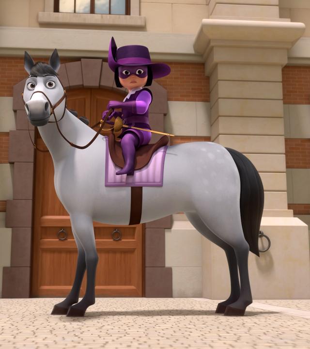 Porthos sitzt auf ihrem Pferd Mousqueton. Sie hält die Zügel in ihren Händen. Ihr Kopf und der ihres Pferdes gehen mit erschrockenem Blick zur linken Seite, sie blicken die Zuschauenden an. Hinter ihnen ist eine Tür und der Eingang zum Pferdestall zu sehen.