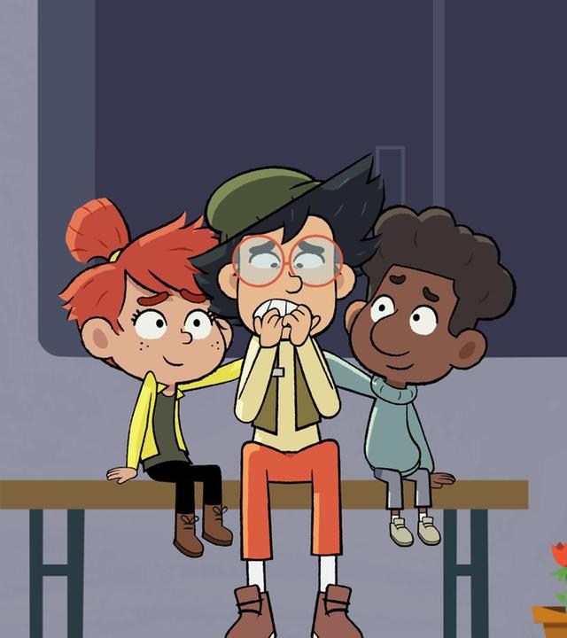 Taylor, Max und Tommy sitzen auf einer Bank. Max hält panisch die Hände vor den Mund. Taylor und Tommy legen beruhigend lächelnd die Hände auf seine Schultern.